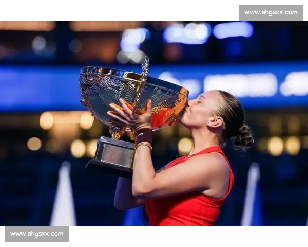 郑钦文教科书级放小球戏耍阿尼西莫娃，决胜盘关键分引爆全场！